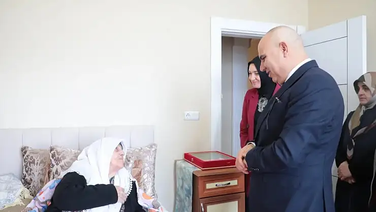 Şehit Annesini hasta yatağında yalnız bırakmadılar