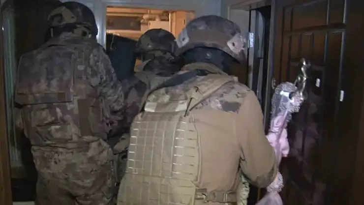 8 ilde göçmen kaçakçılarına operasyon: Elbise dolabından çıktılar