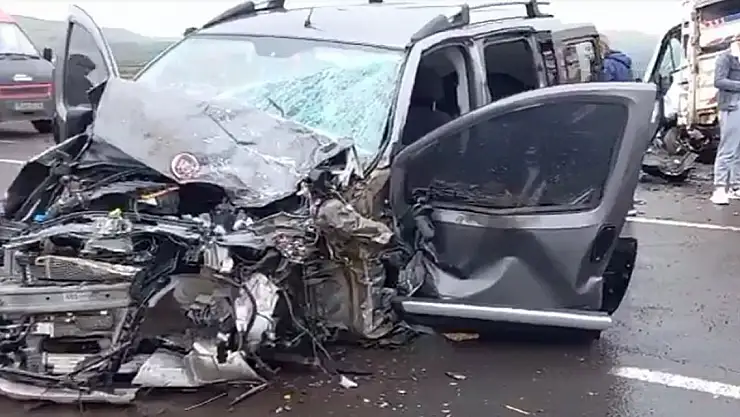 Kafa kafaya çarpışan iki araç hurdaya döndü: 2 yaralı