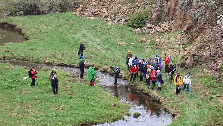 Yağmur çamur demeden 18 kilometre yürüdüler
