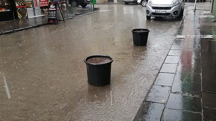 Ağrı'da sağanak yağmur etkili oldu