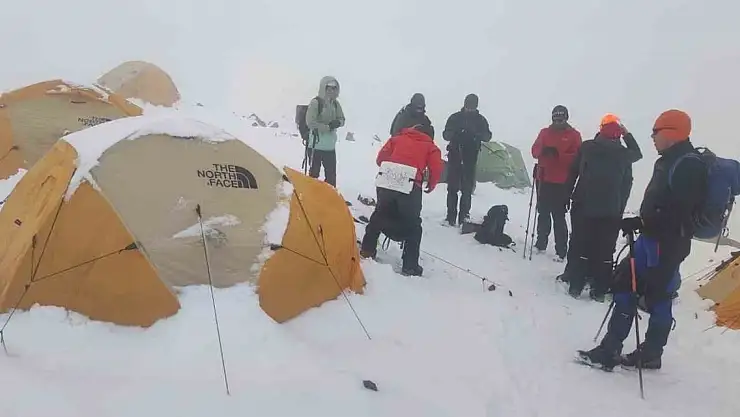 Yaz gelmeden Ağrı Dağı yol geçen hanına döndü