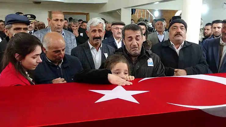 Yıldırım düşmesi sonucu şehit olan korucu gözyaşlarıyla toprağa verildi