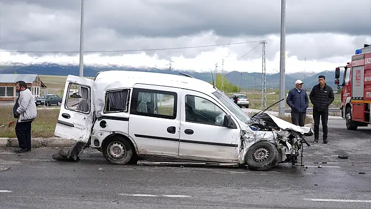 Erzurum'da tır ile hafif ticari araç birbirine girdi: yaralı
