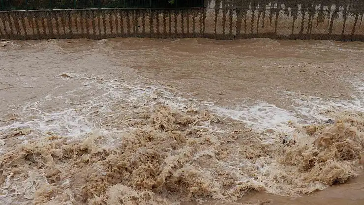 Yağışlar Oltu Çayı'nı coşturdu