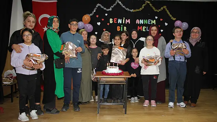 Van'da özel çocuklar annelerine çanta yaptı