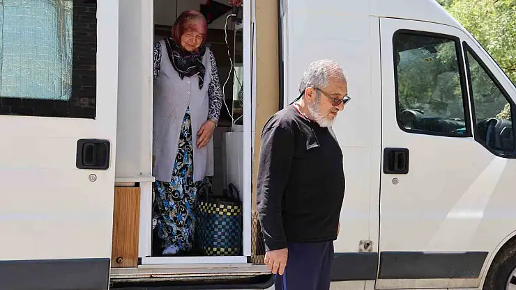 70 yaşındaki çift karavanla 2018 yılından beri geziyor