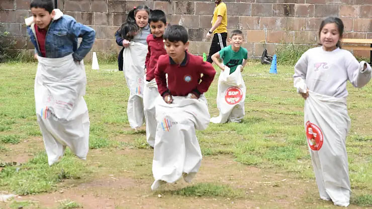 Bitlis'te 'Geleneksel Sokak Oyunları Şenliği' düzenlendi