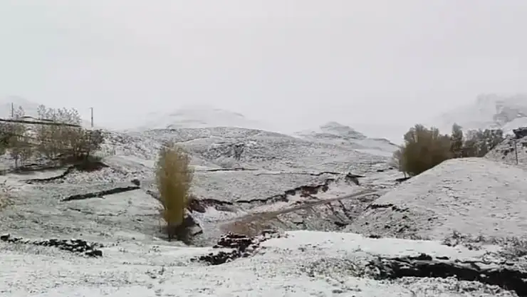 Ağrı'nın yüksek kesimlerinde kar yağışı etkili oluyor