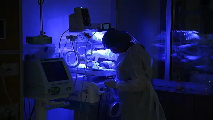 Yoğun bakım hemşireleri minik kalplerin hayata tutunması için çabalıyor