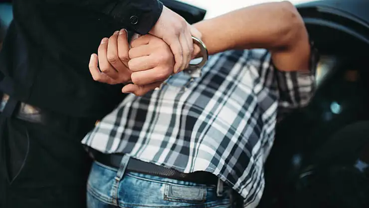 Kars'ta durdurulan otomobilde uyuşturucu yakalandı