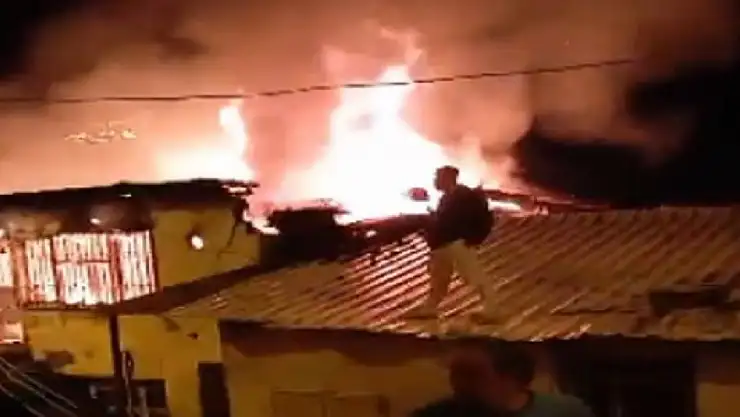 Şarj aletinden çıkan yangın evi küle çevirdi