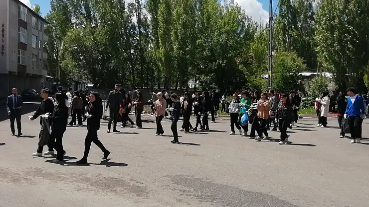 Ağrı'da mahalle halkı kendi çöpünü kendisi topladı