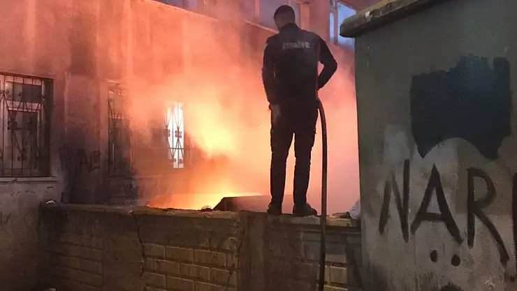 Ağrı'da çöp yangını büyümeden söndürüldü