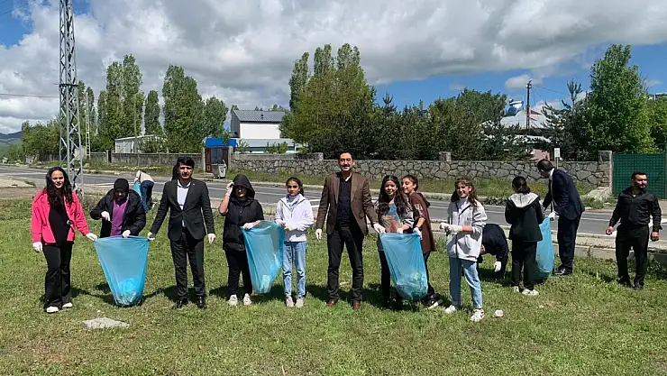 Hamur'da Kaymakam öğrencilerle çevreyi temizledi