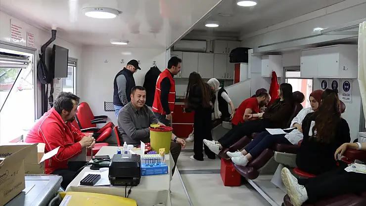 Erzurum'da öğrencilerden Kızılay'a destek
