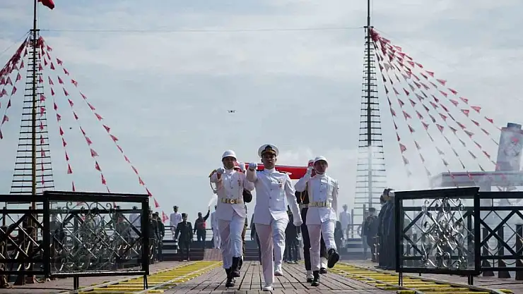 Atatürk'ü temsil eden bayrak karaya çıktı