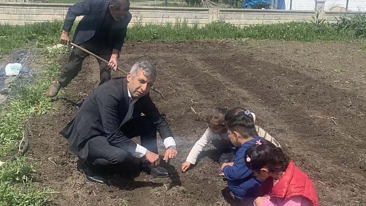 Köy okulunun bahçesini tarıma kazandırdılar