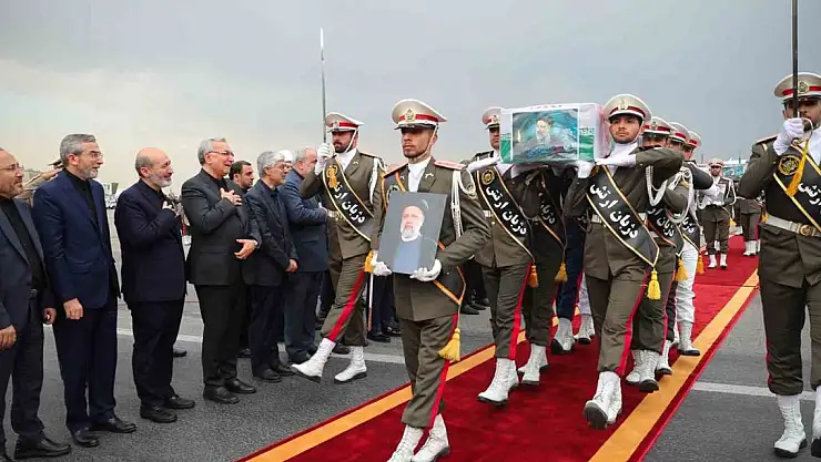 İran Cumhurbaşkanı Reisi için Kum kentinde cenaze töreni düzenlendi