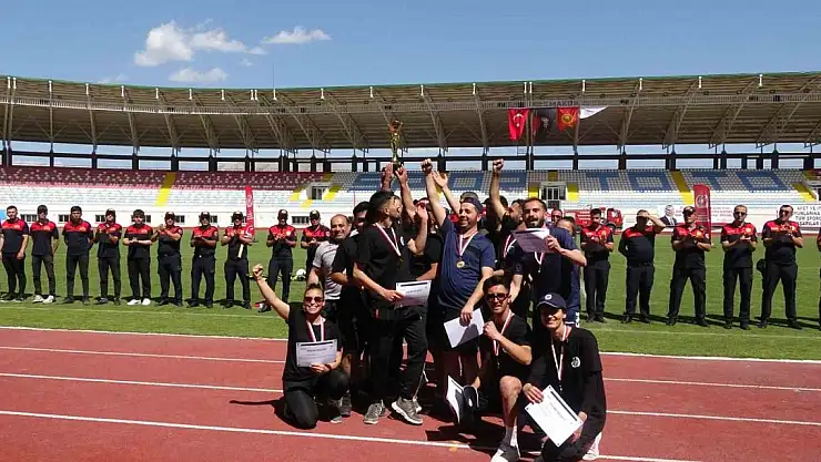 İlk kez düzenlenen üniversitelerarası itfaiye oyunlarını Ardahan ekibi kazandı