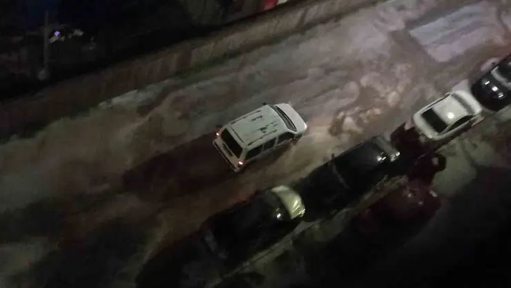 Bitlis'te sağanak ve dolu hayatı felç etti