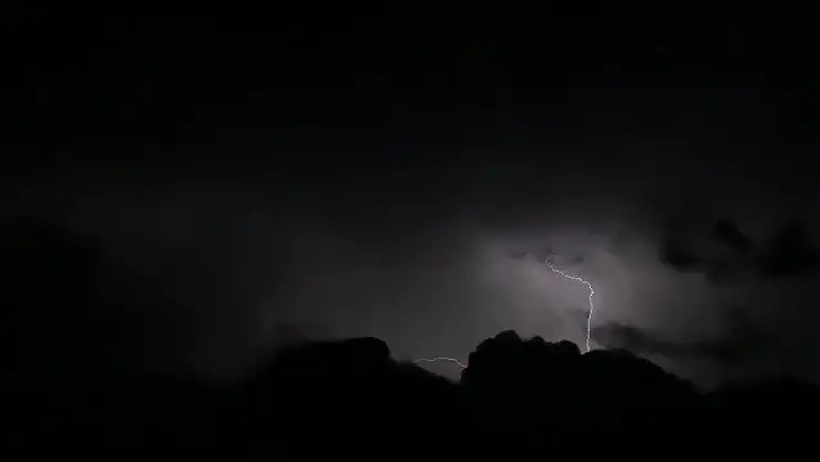 Bitlis'te geceyi  şimşekler aydınlattı