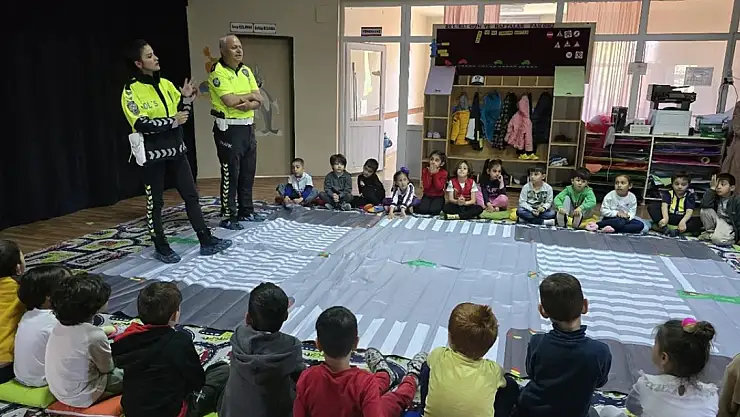 Trafik polisleri anaokulu öğrencilerini bilgilendirdi