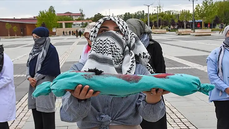 Van'da öğrenciler ve akademisyenlerin İsrail'e yönelik protesto eylemleri devam ediyor