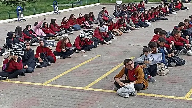 Erzurum'da lise öğrencileri Gazze için sessiz yürüyüş ve oturma eylemi yaptı