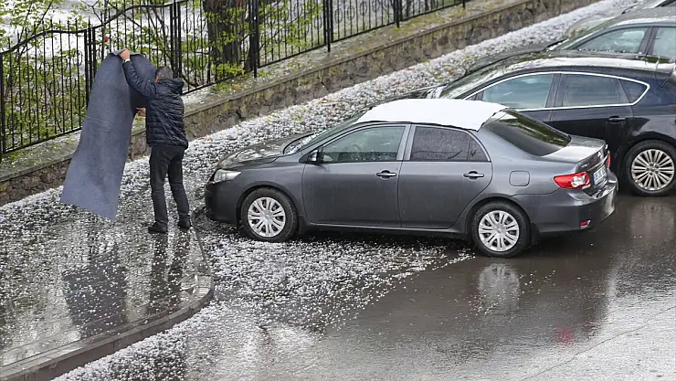 Kars'ta etkili olan dolu vatandaşlara zor anlar yaşattı