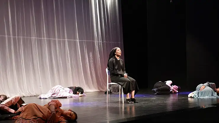 Erzurum'da öğrenciler Milli Mücadele kahramanlarını sahneledi