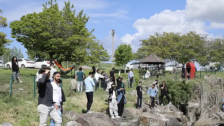 Van'da öğrenciler de inci kefali nöbetine katıldı