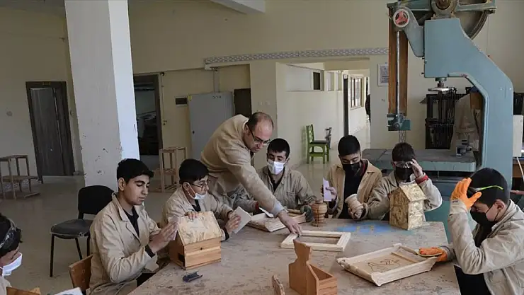 Bitlis'te lise öğrencileri süs eşyaları üretiyor