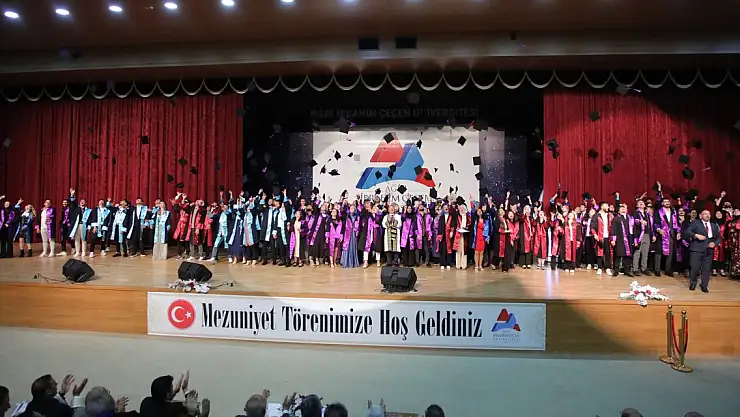 Ağrı'da üniversite öğrencileri mezuniyet sevinci yaşadı