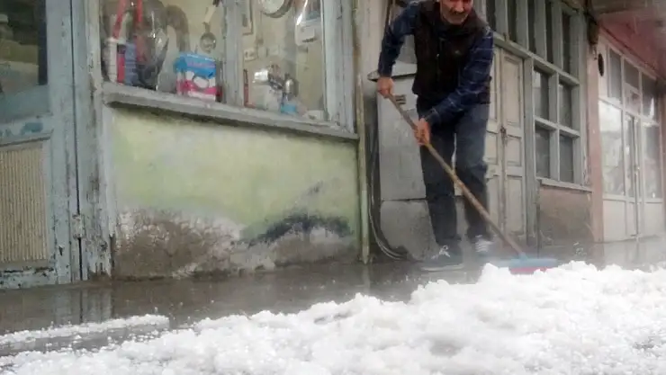Kars ve Erzurum'da sağanak ve dolu etkili oldu