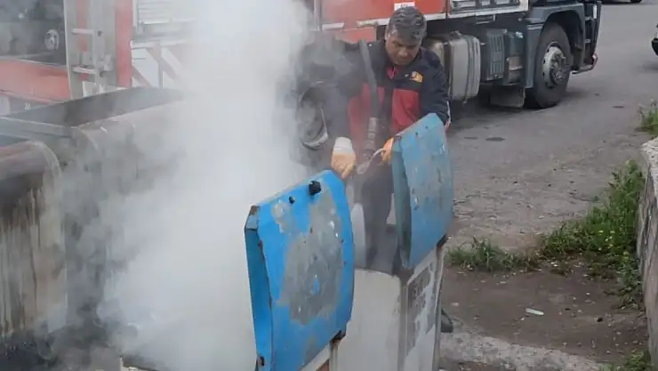 Ağrı'da çöp konteynerini ateşe verdiler