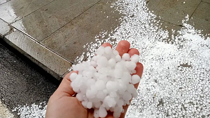 Erzurum'a fındık büyüklüğünde yağan dolu hayatı olumsuz etkiledi