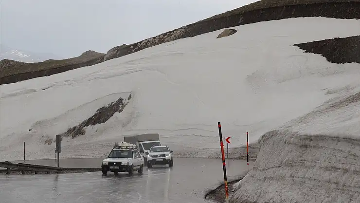 Erzurum'un yüksek kesimlerinde kar yağdı