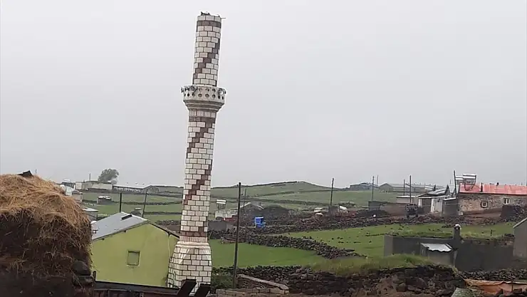 Kars'ta yıldırım isabet eden caminin minaresi yıkıldı