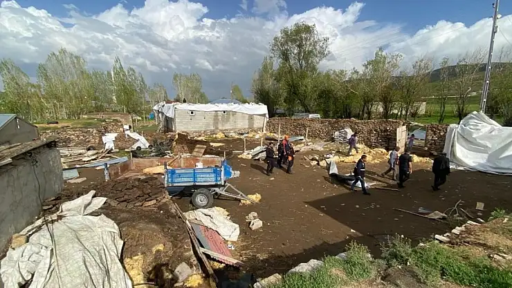Ağrı'da fırtına hasara yol açtı! AFAD fırtınadan etkilenen köye gitti