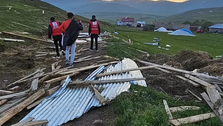 Ağrı'da fırtına çatıları uçurdu