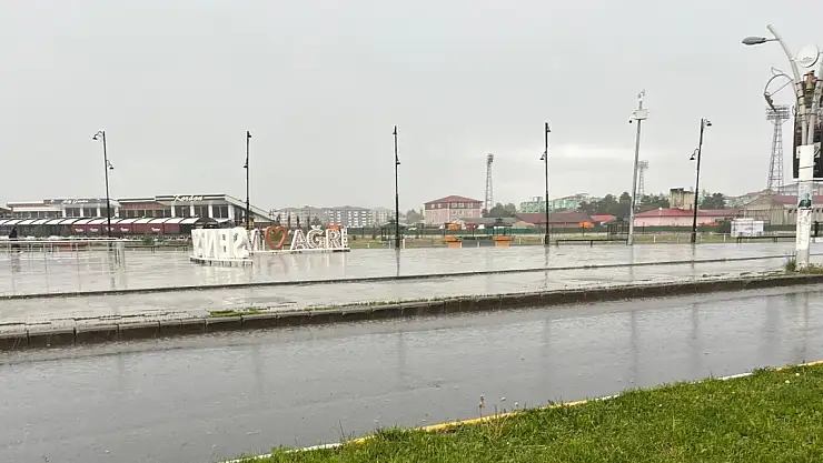 Ağrı'da sağanak yağmur doluya dönüştü