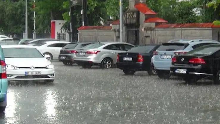 Kars'ta sağanak caddeleri göle çevirdi
