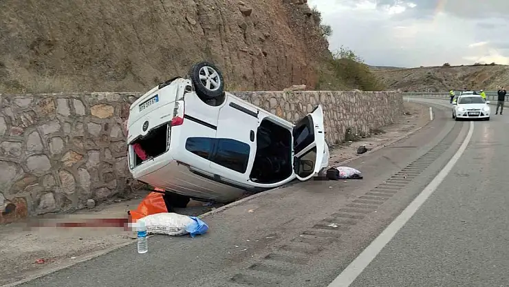 Sivas'ta hafif ticari araç devrildi: 1 ölü, 2 yaralı