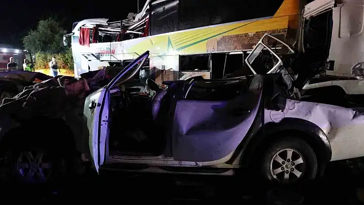 Mersin'de feci kaza: 10 ölü, 30'dan fazla yaralı