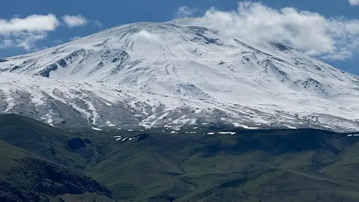 Ağrı Dağı'nda kar etkili oldu