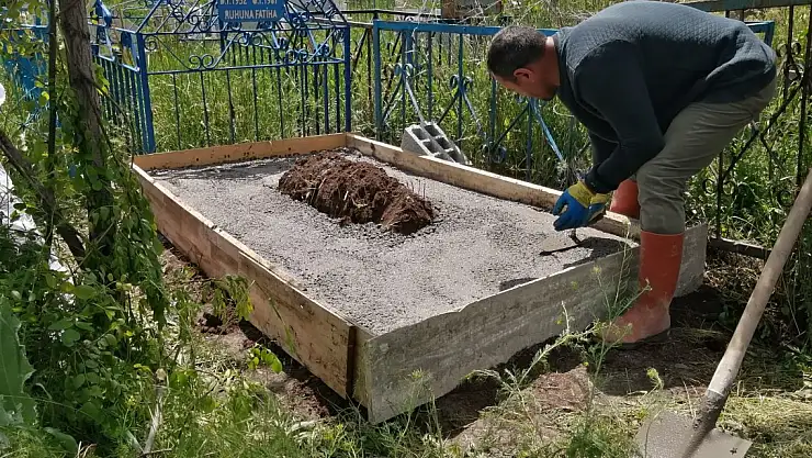 Ağrı'da Havaların Isınmasıyla Mermer Mezar Yapımı Hız Kazandı