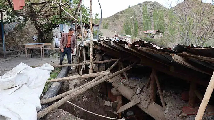 Erzurum'da sağanak sonrası ahır çöktü