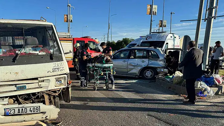 Diyarbakır'da otomobil ile pikap çarpıştı: 4 yaralı