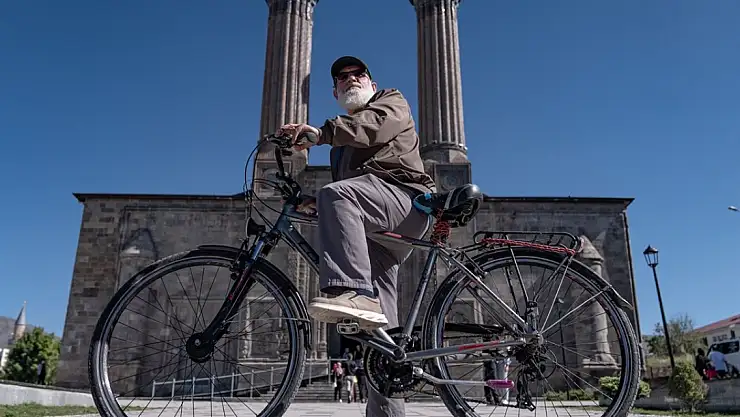 Erzurumlu İlhami dede günde yaklaşık 20 kilometre pedal çeviriyor
